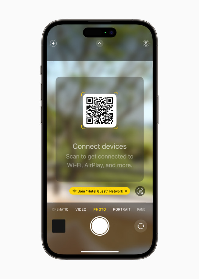 På iPhone 14 Pro bliver en bruger bedt om at scanne en QR-kode for at blive tilsluttet til Wi-Fi, AirPlay og meget mere.