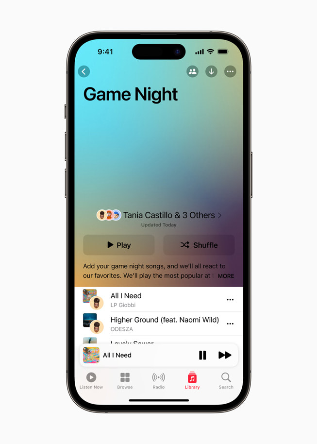 En playliste udarbejdet i fællesskab med titlen Game Night vises på iPhone 14 Pro i Apple Music. 