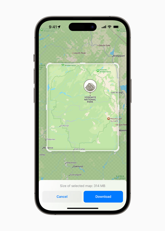 En iPhone 14 Pro-bruger bliver bedt om at downloade et bestemt område i Kort, så vedkommende kan få adgang til navigation og andre funktioner offline.