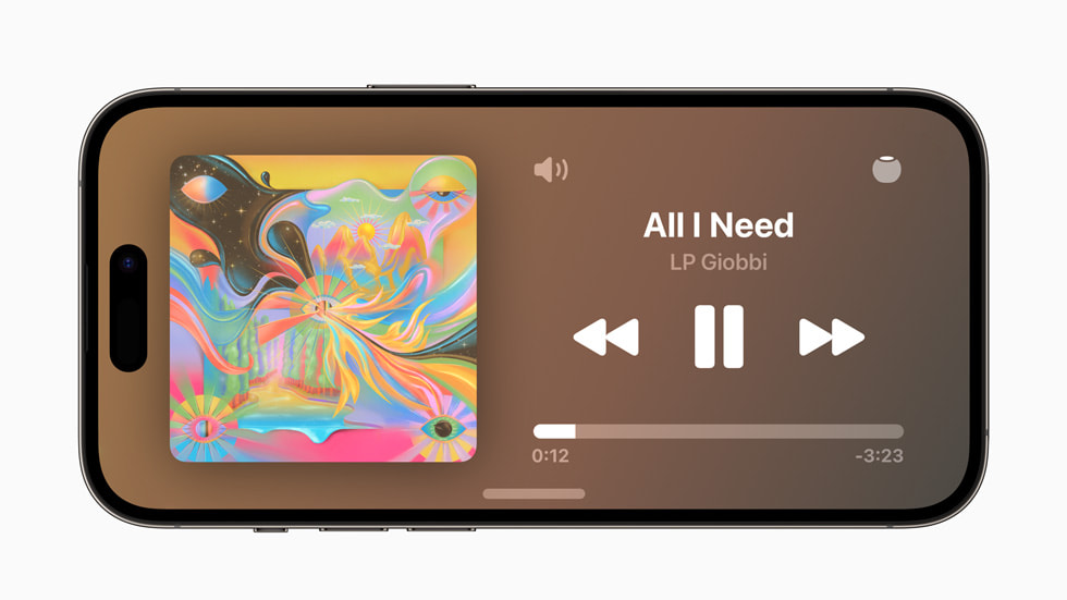 I iOS 17 på iPhone 14 Pro viser StandBy-funktionen afspilningen af en sang med titlen “All I Need” af LP Giobbi.