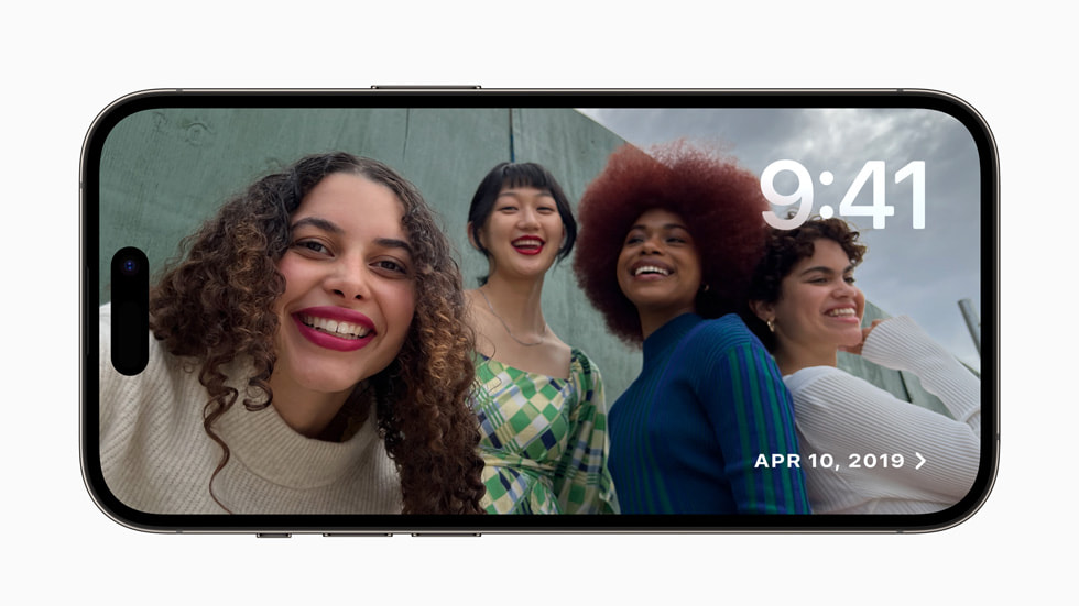 I iOS 17 på iPhone 14 Pro viser StandBy-funktionen en gruppe venner, der poserer sammen.