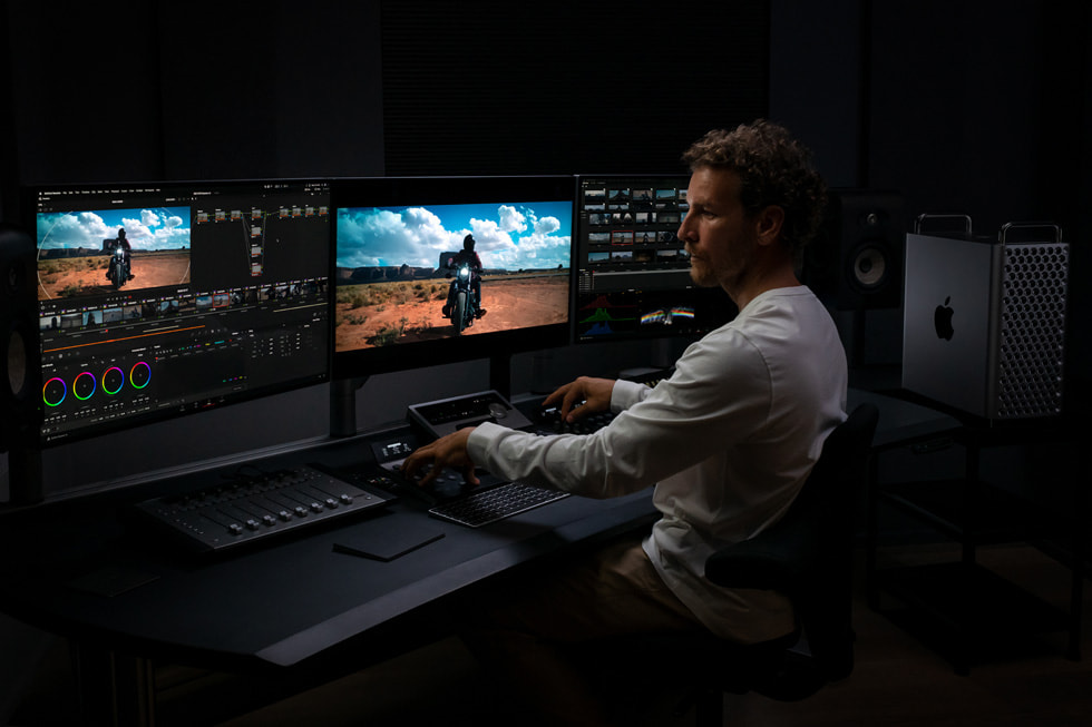 Un usuario de Apple mira una imagen en varias pantallas mientras trabaja con DaVinci Resolve en un Mac Pro.