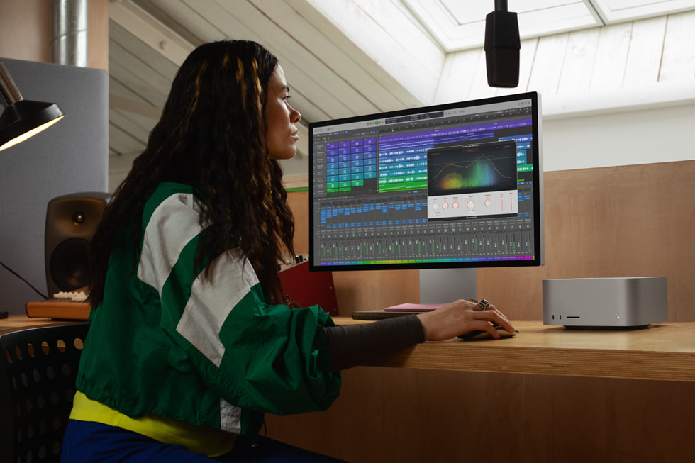 Un usuario de Apple trabajando en un Mac Studio con el chip M2 Ultra visto de perfil. 