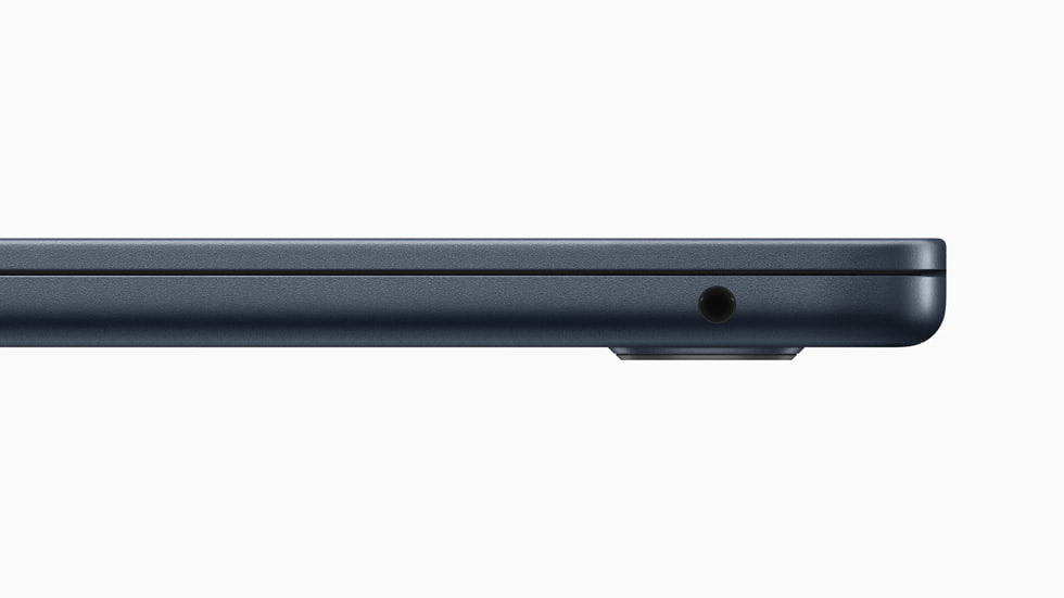 Jackstikket til hovedtelefoner på den nye 15" MacBook Air i farven midnat.