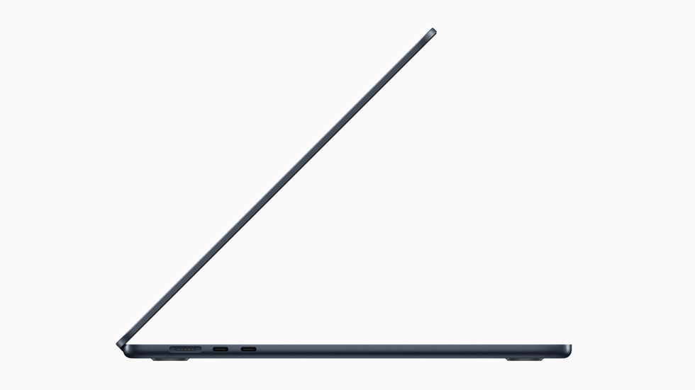 Den nye 15" MacBook Air set fra siden i farven midnat.