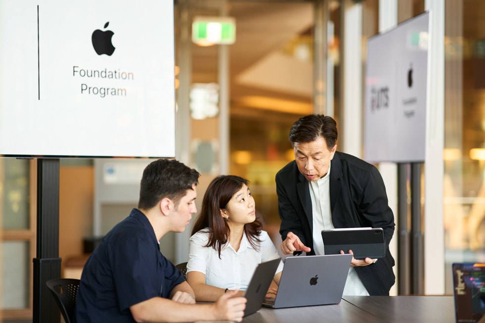 Dr. Tuck Leong mentoring UTS students.