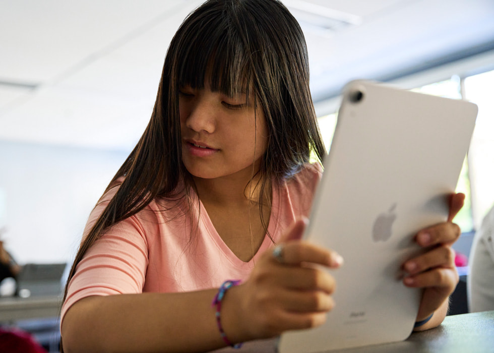 Alaula Sprecher, participante de Photography for All, con su iPad.