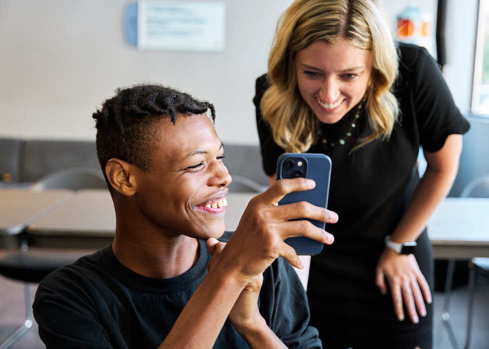 El participante Lance Gladney muestra a la profesora  Lauren Mehalek una foto que ha hecho en el iPhone.