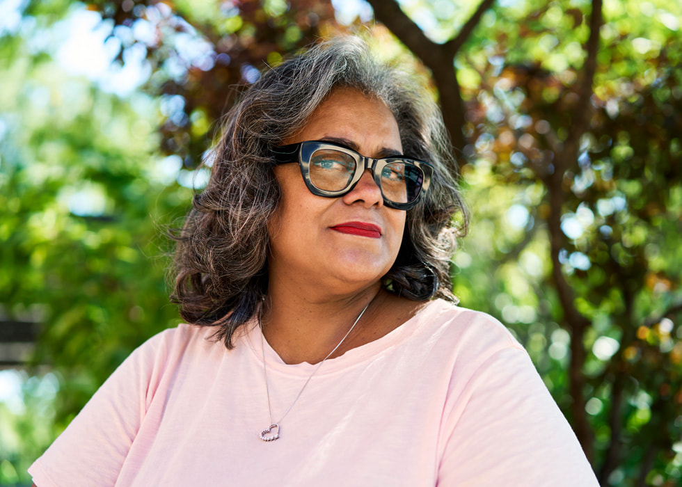 Un primer plano de Lisa Davis al aire libre.