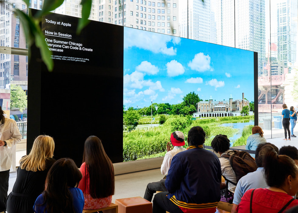 Los participantes de Photography for All exhiben sus fotos en Apple Michigan Avenue en Chicago.