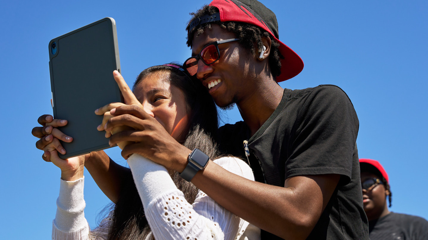 Los participantes de Photography for All Alaula Sprecher, Glen-David Hardy-Covington y John Johnson usan el iPad para capturar el mundo que los rodea.