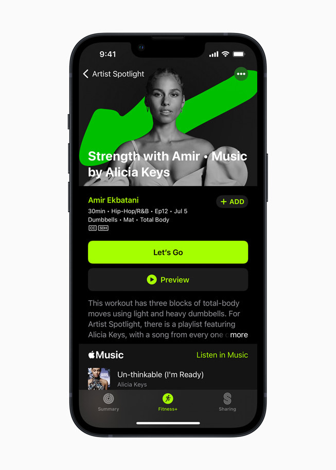 Apple Fitness+ Künstler:innen im Spotlight mit Musik von Jennifer Lopez auf einem iPhone 13 Pro.
