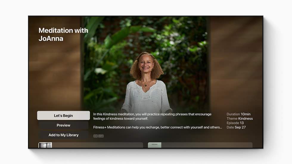 Apple Fitness+ Meditationsvideo über Apple TV mit einem:r Fitness+ Trainer:in.
