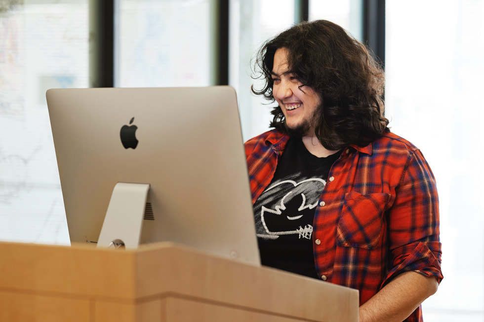 Jessica "Jess" Jerome先生がMacで作業しているところ。 