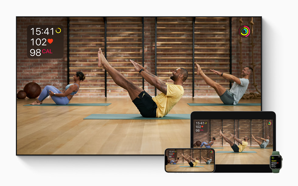 Ein Pilatestraining auf einem Smart-TV, einem iPhone 13 Pro, iPad Pro und auf einer Apple Watch Series 7.
