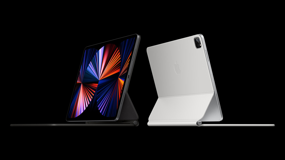 iPad Pro kombineret med de sorte og hvide Magic Keyboards. 
