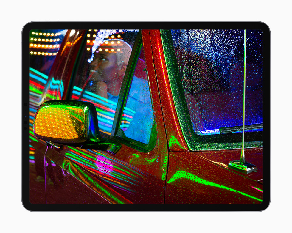 Et billede i svagt lys vist på Liquid Retina XDR-skærmen på den nye iPad Pro. 