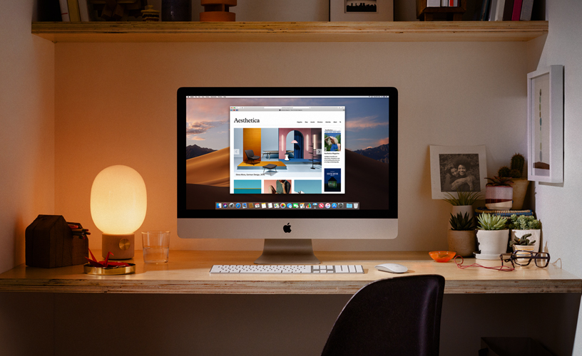 Imagen de una iMac en una casa.