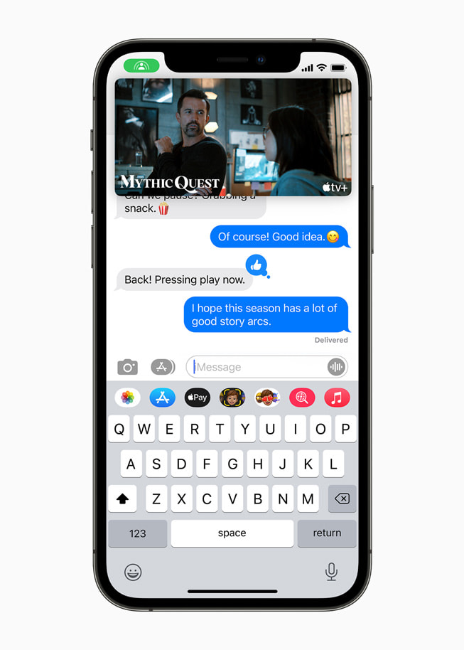 Apple TV SharePlay Session, bei der Freund:innen in Nachrichten auf einem iPhone 12 Pro chatten.