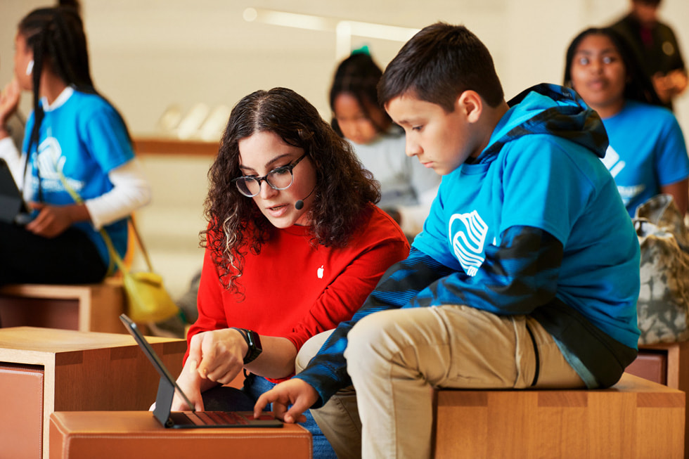 Creative Pro da Apple orienta um estudante na sessão Today at Apple.