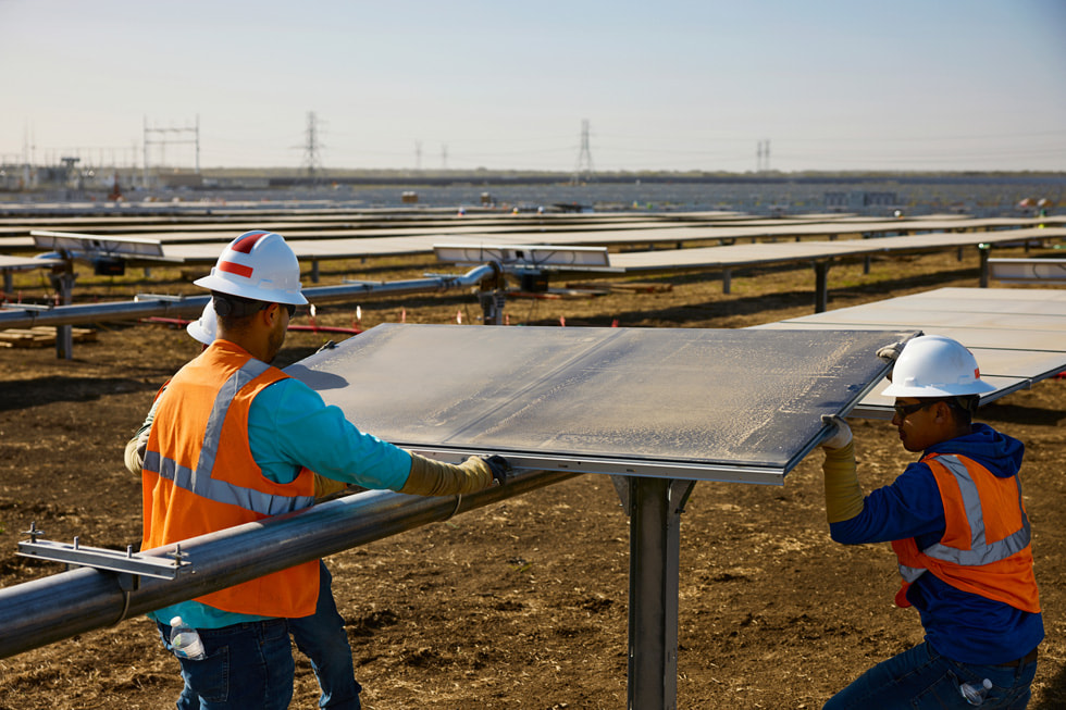 Personale tecnico che installa un pannello solare per il progetto IP Radian Solar di Brown County, Texas.