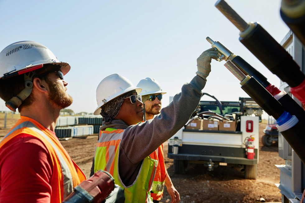 Personale tecnico che controlla i livelli di energia per il progetto IP Radian Solar di Brown County, Texas.
