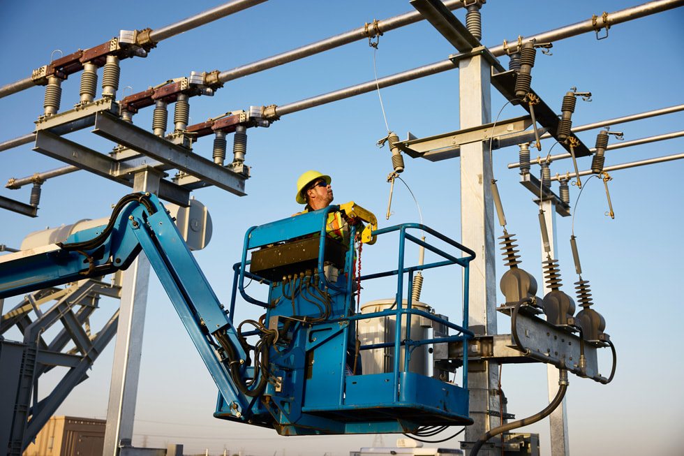 Un tecnico controlla le apparecchiature per il progetto IP Radian Solar di Brown County, Texas.