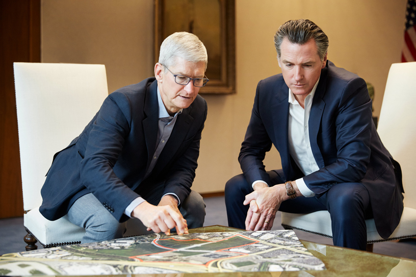 Tim Cook and California Governor Gavin Newsom.