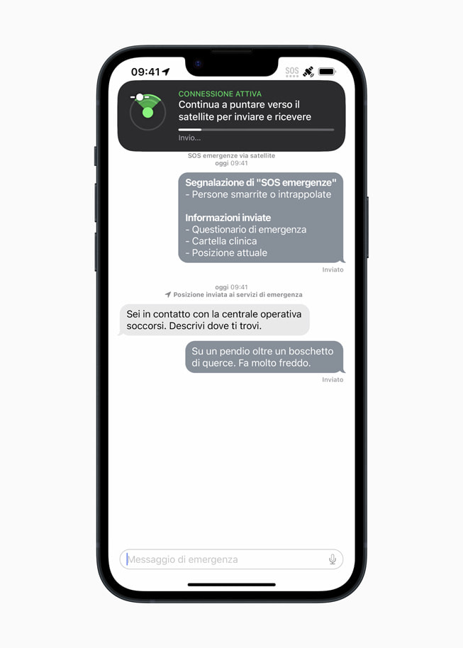 Interfaccia SOS emergenze via satellite mentre si mandano e ricevono messaggi su iPhone 14 Plus.