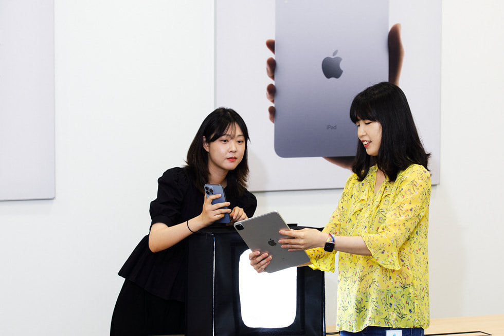 iPad와 책상에서 학습 중인 두 명의 학생의 모습. 