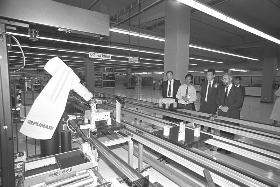 Prime Minister Lee Hsien Loong and others at Apple’s Ang Mo Kio facility.