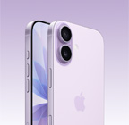 iPhone 17, w kolorze lawendy, przód i tył obudowy ustawione pod kątem, system dwóch aparatów Fusion w lewej, górnej części urządzenia, panel Sterowanie aparatem, bok przodu obudowy z wyświetlaczem sięgającym krawędzi, przyciski głośności, przyciski boczne i przycisk czynności