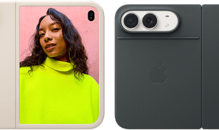 iPhone Duo, culoare Alb stelar în husă din silicon de culoare Nisip, dispunere orizontală, complet deschis orizontal, camere Dual Fusion în partea stângă sus, husa acoperă exteriorul spate și marginea exterioară a ecranului frontal, partea dreaptă prezintă portretul unei persoane pe ecranul extern. iPhone Duo, culoare Alb stelar, complet deschis orizontal, husă Folio Albastru marin cu suport Kickstand, complet deschis orizontal, exterior spate cu camerele spate Dual Fusion de 48 MP, două obiective