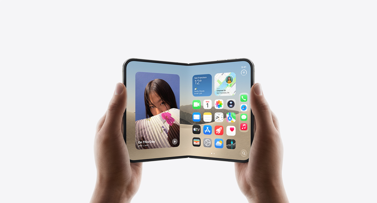 iPhone&nbsp;Duo, ținut de două mâini în dispunere deschis orizontală, partea interioară a exteriorului, culoare Alb stelar, ecranul principal&nbsp;iOS, poze în stânga, aplicații în dreapta
