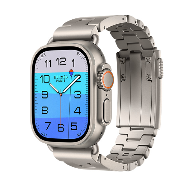 原色鈦金屬錶殼 Apple Watch Hermès Ultra 4，採用深海尋秘指針錶面 (時針、分針與秒針，以及水深複雜功能，橘色的浮標漂浮在透藍的海面上，海面由淺藍漸變至中藍)，右側外觀上有數位錶冠、凸起的側邊按鈕，搭配 Gris Titane 鈦灰色 Grand H Titane 錶帶