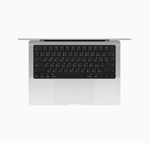 以俯視圖展示打開的銀色 MacBook