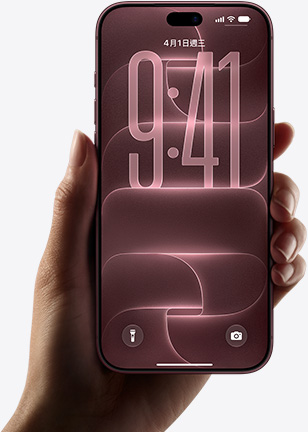 手持勃根地紅色 (深紅色) iPhone 18 Pro，展示機身正面、預設鎖定畫面