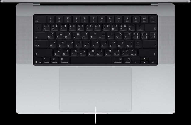 打開的銀色 MacBook Pro 筆電，展示鍵盤與力度觸控板