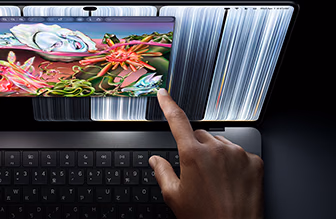 配備 PROLED XDR 顯示器的太空黑色 MacBook Pro，使用者以手指尖在螢幕上調整視窗大小