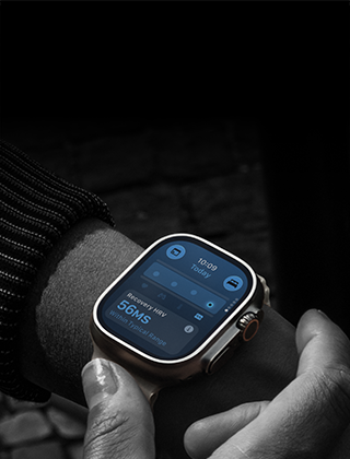 Людина з Apple Watch Ultra 4 на зап’ястку, денні показники злегка знижені