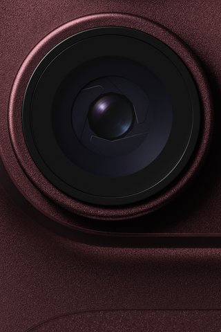 Об’єктив основної камери зі змінною діафрагмою в iPhone 18 Pro бордового кольору