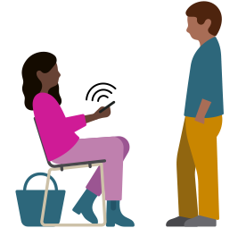 Una donna seduta su una sedia che tiene in mano un iPhone da cui escono onde sonore; davanti a lei c’è un uomo in piedi che ascolta
