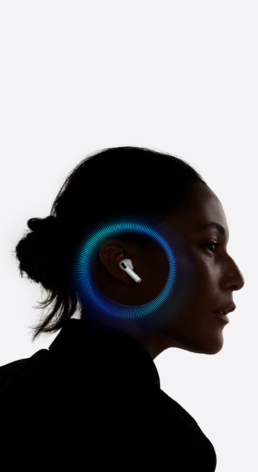 Inimene, kes kannab AirPods Pro 3 klappe, helilained kõrva ümber