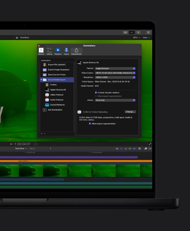 Schermo di un MacBook Pro 16 che mostra un’auto in un’atmosfera di luce verde e cupa, con clip video in basso sullo schermo, finestra di esportazione dei file aperta
