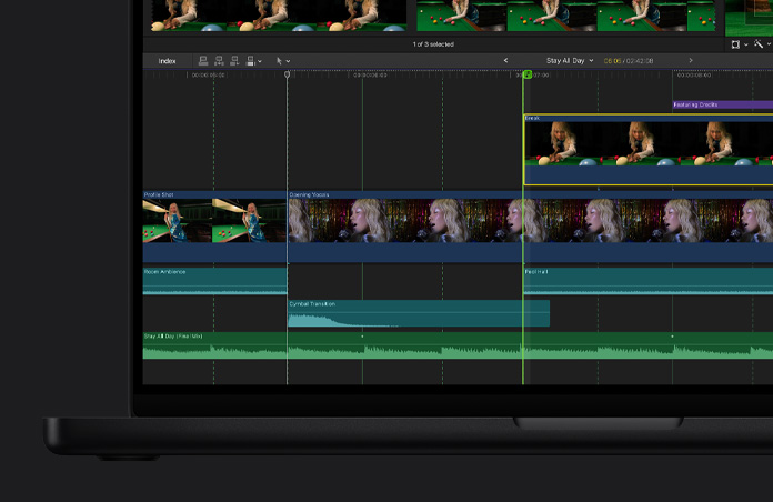 Schermo di un MacBook Pro 16, timeline di Final Cut Pro con clip video di tre scene diverse, una donna che gioca a biliardo, una donna che canta al microfono 
