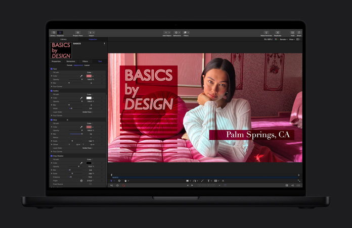 Schermata di MacBook Pro 16, Final Cut Pro, grafica, sovrapposizione tipografica, persona con un maglione bianco, mobili rosa, stanza rosa