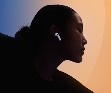 AirPods 5, una persona lleva uno en el oído, color blanco