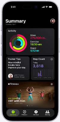 Apple Fitness+ in de Conditie-app op een iPhone met het tabblad Overzicht, met Activiteit-ringen, Tips van trainers, het aantal stappen dat je hebt gezet en aanbevolen Apple Fitness+-work‑outs