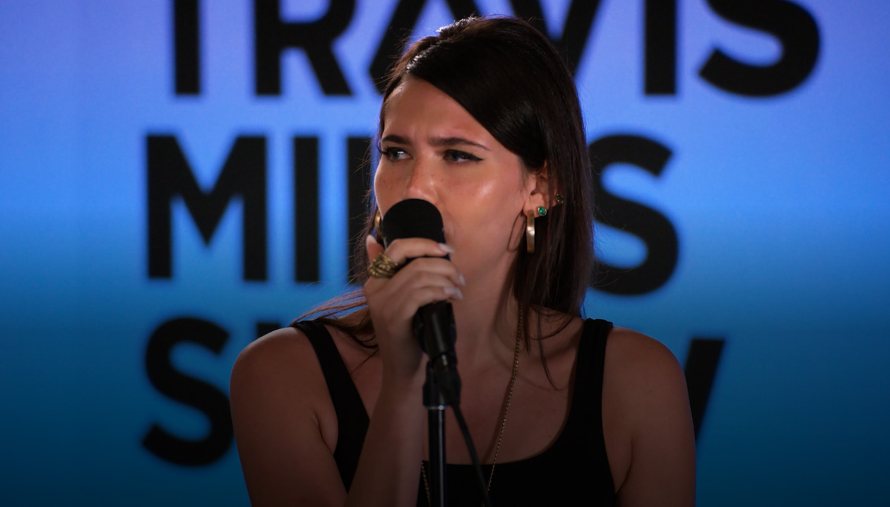 Sienna Spiro singt in ein Mikrofon