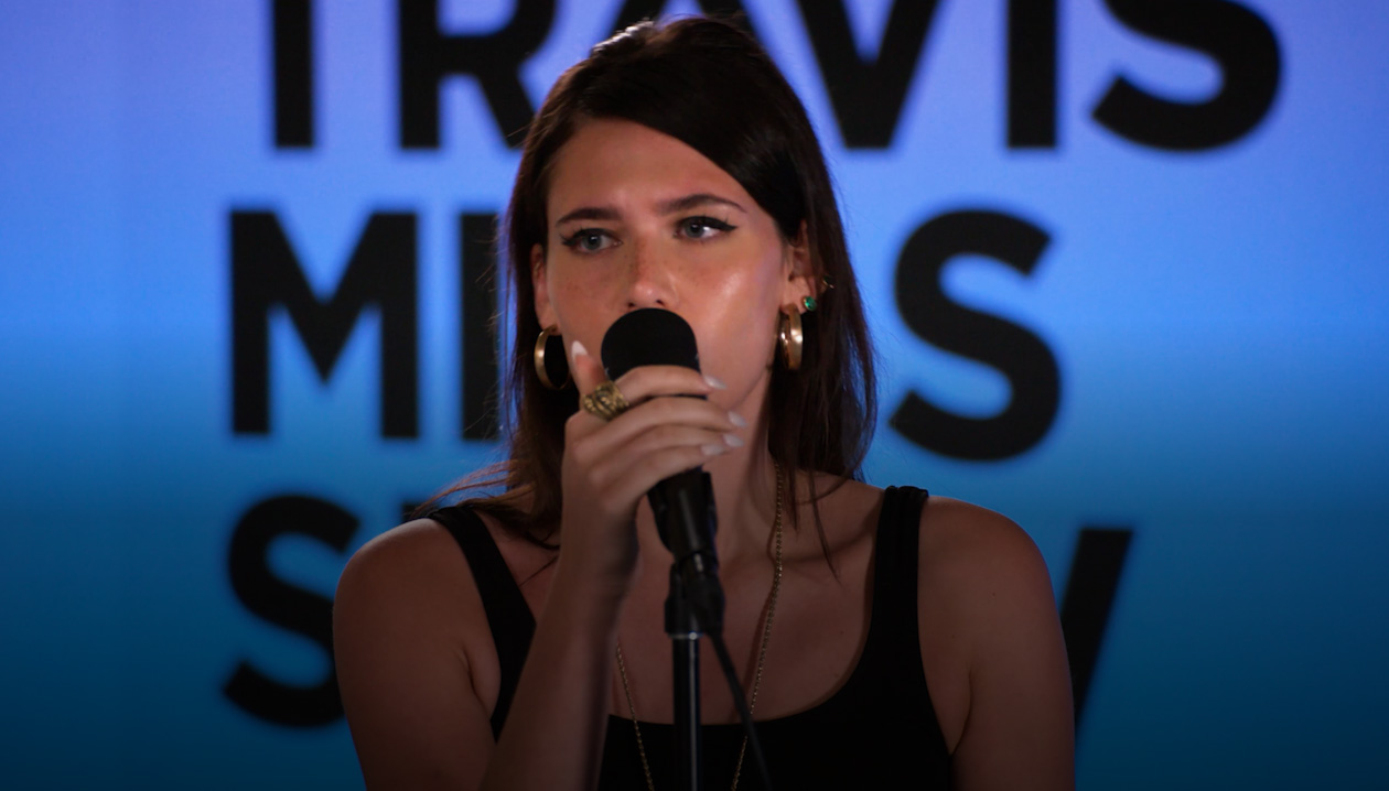 Sienna Spiro singt in ein Mikrofon
